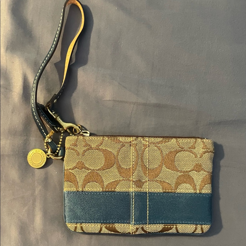 Coach wristlet in great condition.